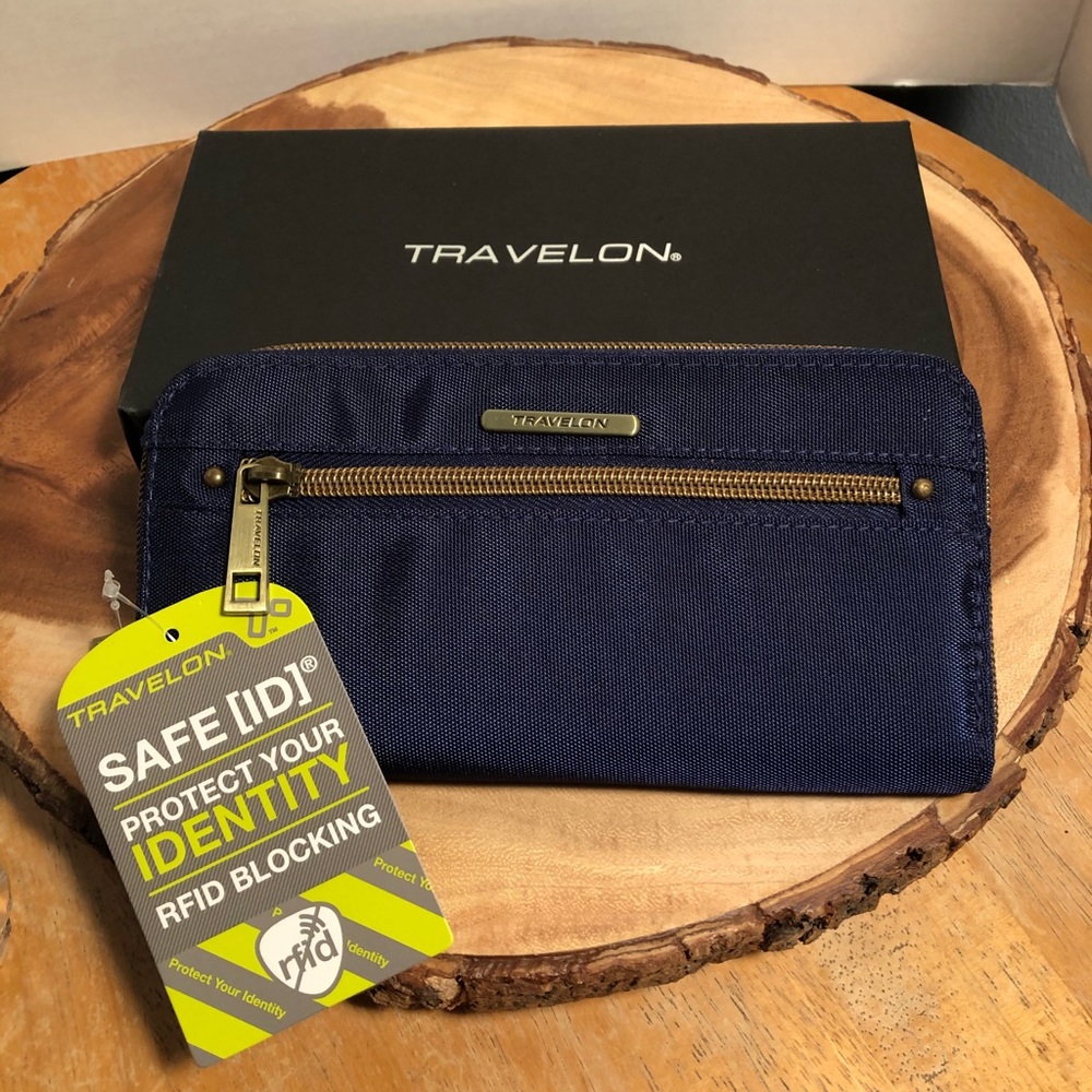 NWT Navy TRAVELON RIFD Protected Wristlet
